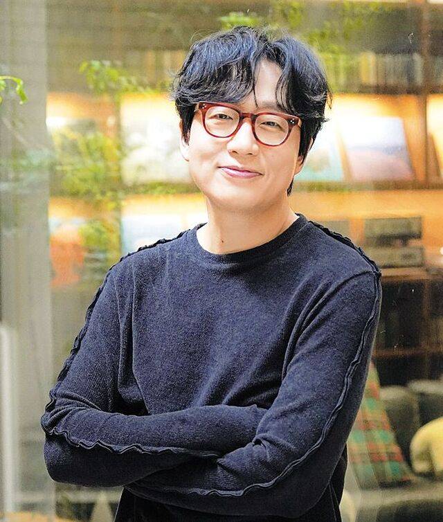 싱어송라이터 루시드폴이 지난 7일 서울 강남구 안테나 사옥에서 포즈를 취하고 있다. 그는 신보 ‘또 다른 곳’에 대해 “또 다른 곳에 있는 사람들과의 연대, 함께 무언가를 꿈꾸고 싶은 마음을 담았다”고 소개했다. 안테나 제공