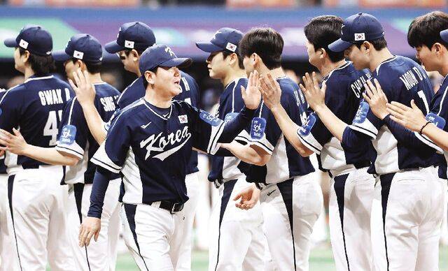 류지현 한국 야구대표팀 감독이 9일 서울 고척스카이돔에서 열린 ‘K-베이스볼 시리즈’ 체코와의 2차전에서 승리한 뒤 선수단과 하이파이브를 하며 기쁨을 나누고 있다. 뉴시스