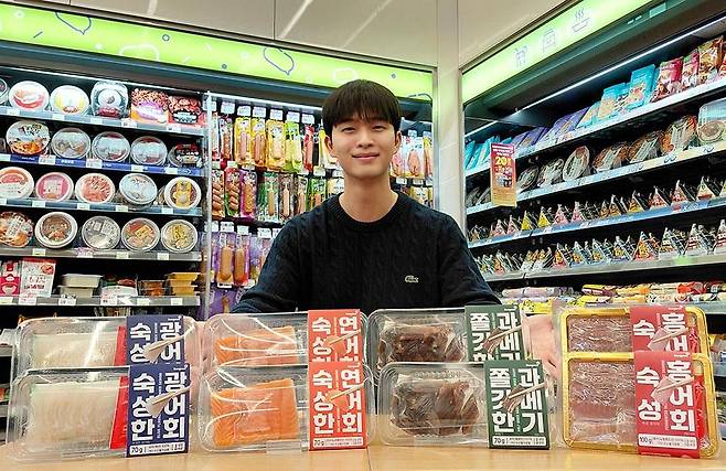 편의점 CU가 오는 12일부터 홈술·혼술족을 겨냥해 1인용 소포장 회 4종을 출시한다. 모델이 1인용 소포장 회 신상품을 들어 보이고 있다. BGF리테일 제공