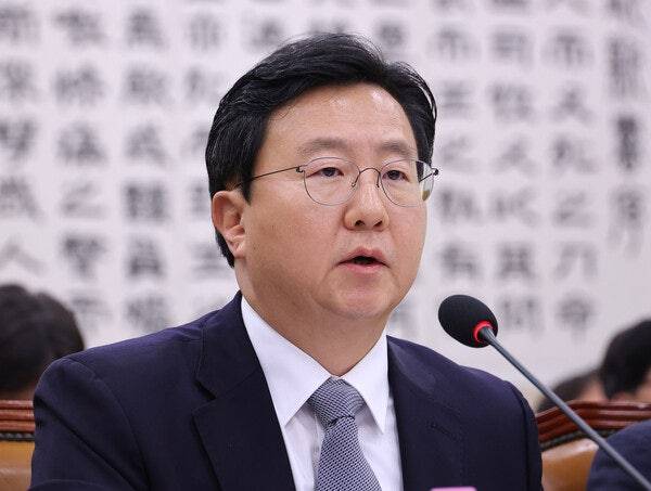 ▲10월23일 국회 법제사법위원회에서 의원 질문에 답변하는 정진우 서울중앙지검장. 지난 8일 대장동 관련 사건 항소포기 이후 사의를 표명했다. ⓒ연합뉴스