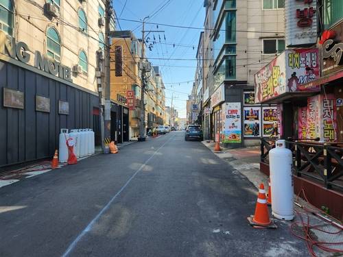 경북대 근처 골목길 모습. 평일 낮시간인데도 사람이 한 명도 없이 썰렁한 모습이다. 대구 이호준 기자