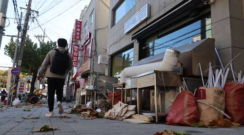 지방 국립대 인근 상권 식당들의 40%가  폐업을 한 가운데 10일 충북대 인근 상점들에 폐업한 가게들이 줄지어 있다.  [이승환 기자]