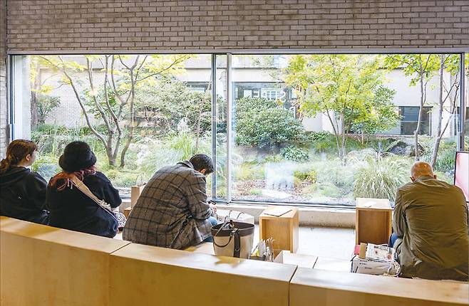 성수동 매장 핵심은 ‘판매’보다는 ‘체류’다. 그 값비싼 땅에 정원을 조성해놓는 이유도 여기 있다. 사진 위에는 매장 내 시민 개방 공원을 만들어놓은 ‘카페 어니언’, 아래는‘아모레 성수’ 정원. (윤관식 기자)