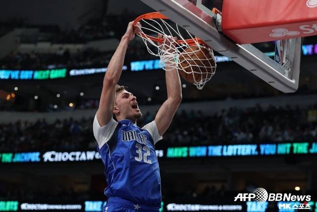 노비츠키는 댈러스가 플래그를 지명한 순간부터 그에 대한 극찬을 이어갔다. ‘디애슬레틱’과의 인터뷰에서 “확실히 과대평가된 선수는 아니다. 사실 대학 스포츠를 많이 보는 편은 아니다. 농구는 물론 다른 스포츠 역시 마찬가지다. 그러나 플래그의 게임은 체크했다. 솔직히 말하면 한계가 없다”고 전했다. 사진=AFPBBNews=News1