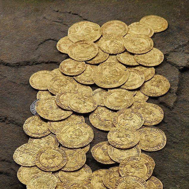 영국 햄프셔 한 주택의 정원에서 발견된 금화들의 모습. /사진=영국 데일리메일 캡처
