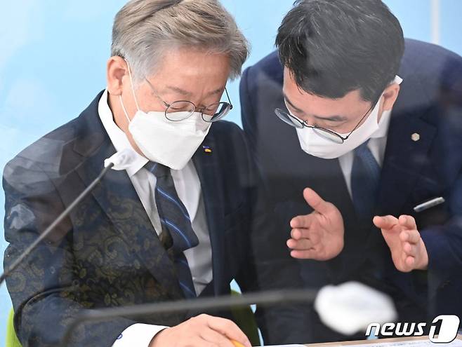 이재명 대통령이 경기도지사 시절이던 지난 2021년 경기도 수원시 영통구 광교원천 행복주택 현장을 방문해 이헌욱 당시 경기주택도시공사사장과 대화를 하고 있다. 2021.8.5/뉴스1 ⓒ News1 경기사진공동취재단