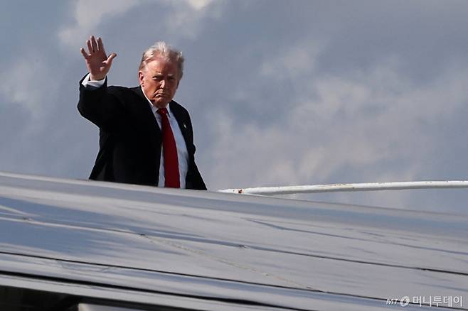 (워싱턴DC 로이터=뉴스1) 류정민 특파원 = 도널드 트럼프 미국 대통령이 9일(현지시간) 워싱턴DC로 향하기 위해 플로리다주 웨스트팜비치 공항에서 에어포스원(미 대통령 전용기)에 탑승하고 있다. 트럼프 대통령은 이날 백악관 복귀에 앞서 메릴랜드주 랜도버에 소재한 페덱스 필드에서 열릴 예정인 미국 프로풋볼(NFL) 워싱턴 커맨더스의 홈경기를 참관한다. 2025.11.09.  ⓒ 로이터=뉴스1  Copyright (C) 뉴스1. All rights reserved. 무단 전재 및 재배포,  AI학습 이용 금지. /사진=(워싱턴DC 로이터=뉴스1) 류정민 특파원
