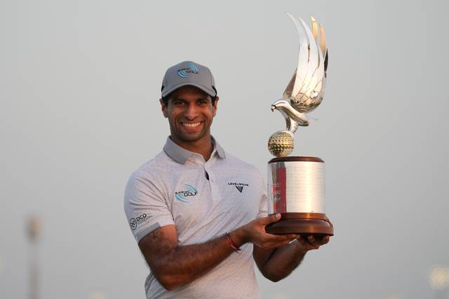 잉글랜드의 애런 라이가 9일 밤(한국시간) 아랍에미리트(UAE) 아부다비의 야스 링크스 골프클럽에서 끝난 DP월드투어 플레이오프 1차전 아부다비 HSBC 챔피언십에서 우승한 뒤 트로피를 들고 환하게 웃고 있다. AP 뉴시스