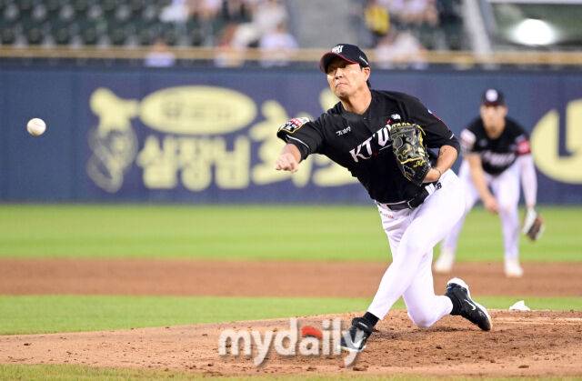 2025년 7월 31일 오후 서울 잠실구장에서 열린 '2025 신한 SOL뱅크 KBO 리그' KT 위즈와 LG 트윈스의 경기. KT 우규민이 3회말 1사 만루서 구원등판해 역투하고 있다./마이데일리