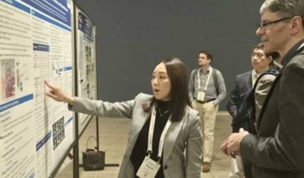 김새롬 메드팩토 미국법인장이 미국 SITC에서 골육종 임상 결과를 포스터로 발표하고 있다.