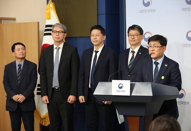김성환 기후에너지환경부 장관이 10일 정부서울청사에서 2035 국가온실가스 감축목표 및 제4차 계획기간 배출권 할당계획을 발표하고 있다.[연합]