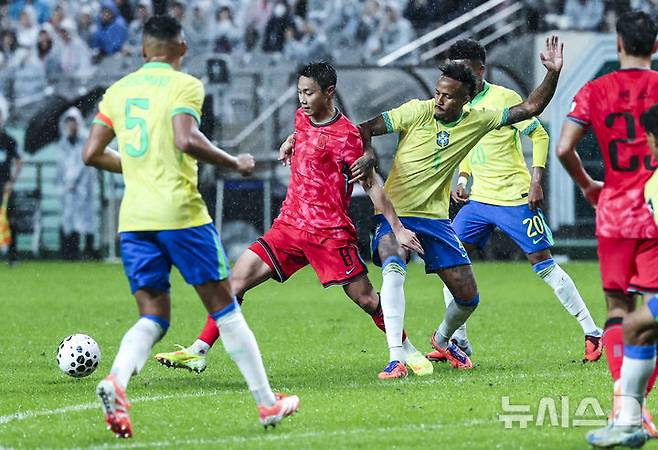 [서울=뉴시스] 권창회 기자 = 10일 서울 마포구 서울월드컵경기장에서 열린 남자 축구 국가대표 10월 A매치 친선전 대한민국과 브라질의 경기, 백승호가 밀리탕과 몸싸움을 하고 있다. 2025.10.10. kch0523@newsis.com