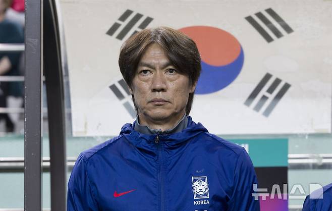 [서울=뉴시스] 김근수 기자 = 홍명보 대한민국 축구 국가대표팀 감독이 14일 오후 서울 마포구 서울월드컵경기장에서 열린 하나은행 초청 축구국가대표팀 친선경기 대한민국과 파라과이의 경기 시작 전 경기장을 바라보고 있다. 2025.10.14. ks@newsis.com