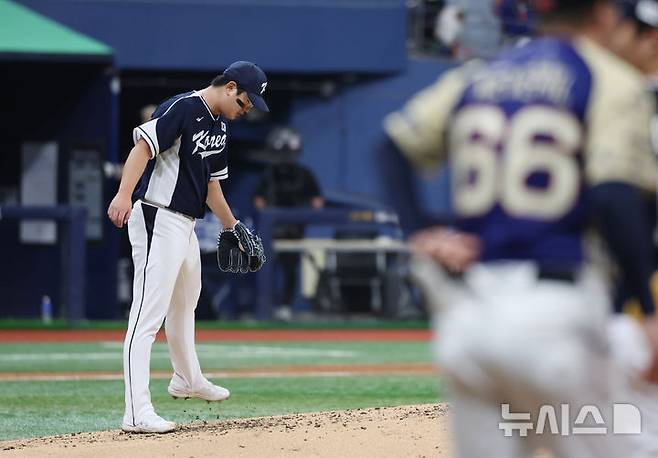 [서울=뉴시스] 조성우 기자 = 9일 오후 서울 구로구 고척스카이돔에서 열린 2025 K-베이스볼 시리즈 대한민국과 체코의 평가전 2차전 경기, 체코 5회말 공격 때 등판한 한국 투수 김서현이 2사 주자 1, 2루서 프로콥에게 1타점 적시타를 허용한 뒤 고개를 숙이고 있다. 2025.11.09. xconfind@newsis.com