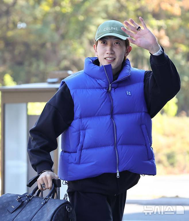 [천안=뉴시스] 황준선 기자 = 대한민국 축구 국가대표팀 조현우가 10일 오후 충남 천안시 대한민국축구종합센터에 입소하고 있다. 대한민국 축구 국가대표팀은 오는 14일 대전 월드컵경기장에서 볼리비아와 18일 서울월드컵경기장에서 가나와 11월 A매치 평가전을 치른다. 2025.11.10. hwang@newsis.com