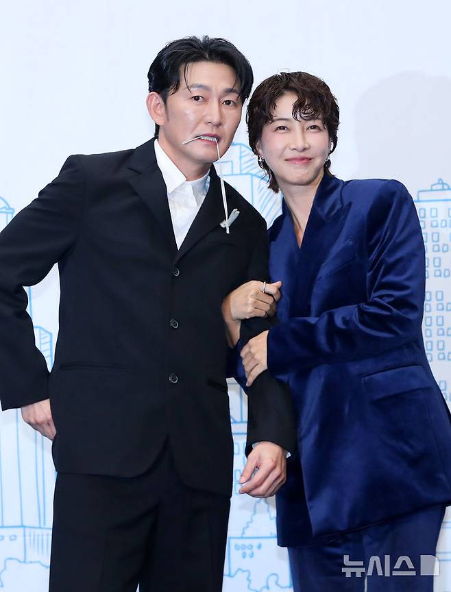 [서울=뉴시스] 김혜진 기자 = 배우 허준석(왼쪽), 진서연이 10일 오후 서울 마포구 스탠포드호텔에서 열린 티비조선 새 월화드라마 '다음생은 없으니까' 제작발표회에서 포즈를 취하고 있다. 2025.11.10. jini@newsis.com