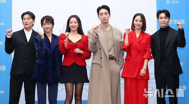 [서울=뉴시스] 김혜진 기자 = 배우 허준석(왼쪽부터), 진서연, 김희선, 윤박, 한혜진, 장인섭이 10일 오후 서울 마포구 스탠포드호텔에서 열린 티비조선 새 월화드라마 '다음생은 없으니까' 제작발표회에서 포즈를 취하고 있다. 2025.11.10. jini@newsis.com