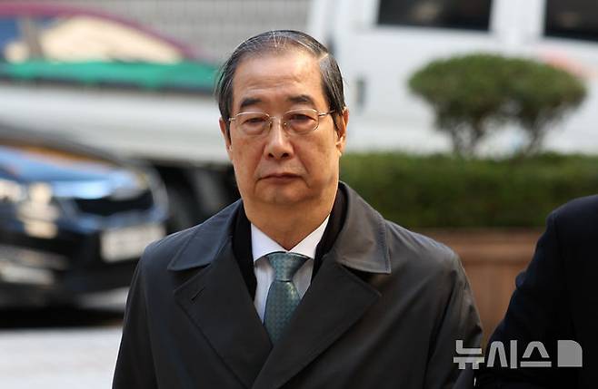 [서울=뉴시스] 김선웅 기자 = 한덕수 전 국무총리가 10일 서울 서초구 서울중앙지법에서 열린 내란방조·위증 등 혐의 7차 공판에 출석하고 있다. 2025.11.10. mangusta@newsis.com