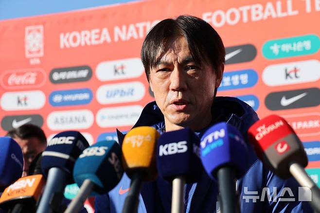 [천안=뉴시스] 황준선 기자 = 홍명보 대한민국 축구 국가대표팀 감독이 10일 오후 충남 천안시 대한민국축구종합센터에서 훈련에 앞서 취재진과 인터뷰를 하고 있다. 대한민국 축구 국가대표팀은 오는 14일 대전 월드컵경기장에서 볼리비아와 18일 서울월드컵경기장에서 가나와 11월 A매치 평가전을 치른다. 2025.11.10. hwang@newsis.com