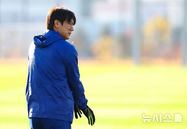 [천안=뉴시스] 황준선 기자 = 홍명보 대한민국 축구 국가대표팀 감독이 10일 오후 충남 천안시 대한민국축구종합센터에서 열린 훈련에서 훈련장을 바라보고 있다. 대한민국 축구 국가대표팀은 오는 14일 대전 월드컵경기장에서 볼리비아와 18일 서울월드컵경기장에서 가나와 11월 A매치 평가전을 치른다. 2025.11.10. hwang@newsis.com