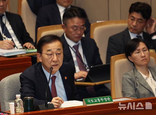 [서울=뉴시스] 김금보 기자 =  김윤덕 국토교통부 장관이 10일 오후 서울 여의도 국회에서 열린 예산결산특별위원회 전체회의에서 의원질의에 답변하고 있다. 2025.11.10. kgb@newsis.com