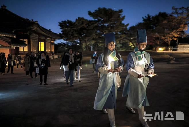[서울=뉴시스] 정병혁 기자 = 10일 서울 종로구 창경궁에서 열린 2025 야간관람 '동궐동락'을 찾은 관람객들이 몰입형 가이드 투어에 참여해 궁궐을 둘러보고 있다. 2025.11.10. jhope@newsis.com