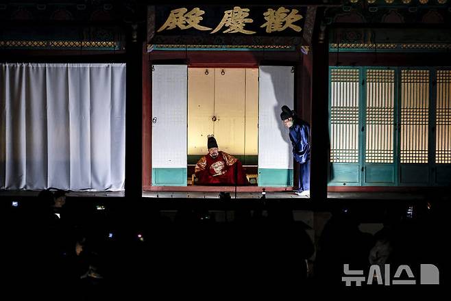 [서울=뉴시스] 정병혁 기자 = 10일 서울 종로구 창경궁에서 열린 2025 야간관람 '동궐동락'을 찾은 관람객들이 공연을 관람하고 있다. 2025.11.10. jhope@newsis.com