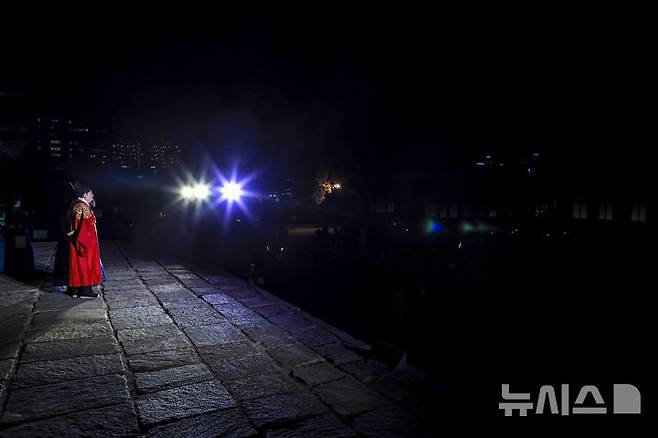 [서울=뉴시스] 정병혁 기자 = 10일 서울 종로구 창경궁에서 열린 2025 야간관람 '동궐동락'을 찾은 관람객들이 공연을 관람하고 있다. 2025.11.10. jhope@newsis.com