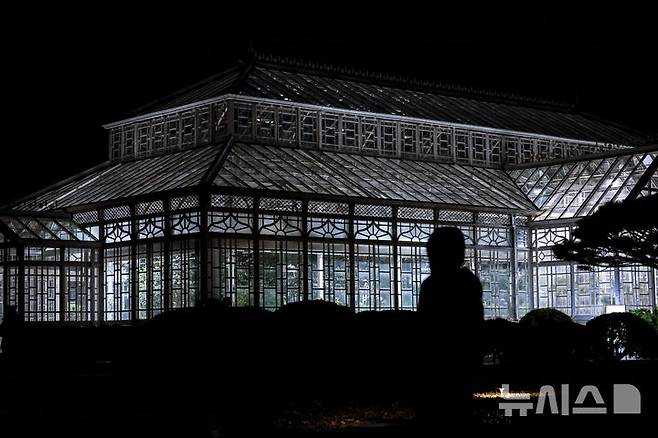 [서울=뉴시스] 정병혁 기자 = 10일 서울 종로구 창경궁에서 열린 2025 야간관람 '동궐동락'을 찾은 관람객들이 불 켜진 대온실을 바라보고 있다. 2025.11.10. jhope@newsis.com