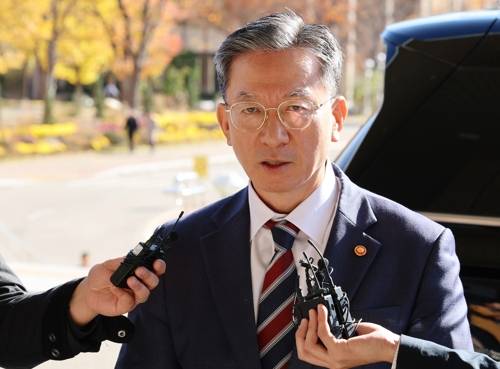 대장동 '항소 포기' 관련 입장 밝히는 정성호 장관 정성호 법무부 장관이 10일 정부과천청사 법무부로 출근하며 검찰의 '대장동 항소 포기' 결정과 관련한 입장을 밝히고 있다. 2025.11.10 [연합뉴스 제공]