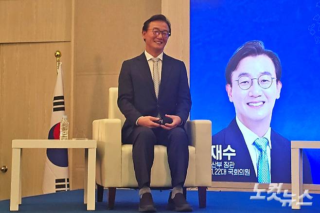 지난 8일 벡스코에서 열린 '부산의 미래, 대한민국의 미래' 토크콘서트에서 대담 중인 전재수 해양수산부 장관. 송호재 기자