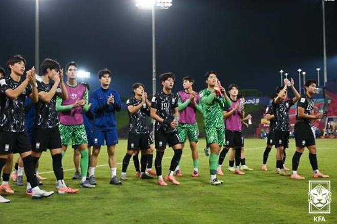 스위스와 비긴 직후의 백기태호 U-17 축구대표팀. 대한축구협회 제공