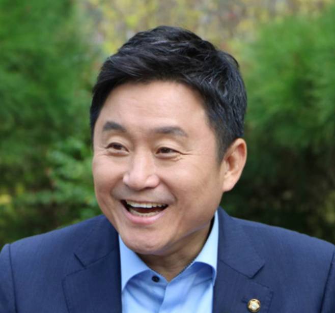 최인호 전 의원이 주택도시보증공사(HUG) 사장 공모에 지원한 것으로 확인되면서, 사실상 부산시장 출마를 접은 것이라는 관측이 나오고 있다. 최인호 의원 페이스북 캡처