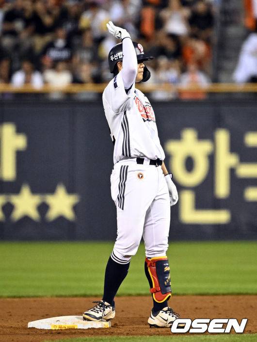 [OSEN=잠실, 조은정 기자]23일 오후 서울 잠실야구장에서 2025 신한 SOL Bank KBO리그 두산 베어스와 한화 이글스의 경기가 열렸다.이날 두산은 최민석, 한화는 황준서를 선발로 내세웠다.6회초 무사 1루 두산 박준순이 좌익선상 2루타를 날린 뒤 세리머니를 하고 있다. 사이클링 히트까지 안타 하나가 남았다. 2025.07.23 /cej@osen.co.kr