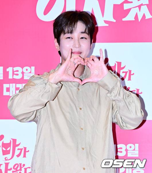 [OSEN=지형준 기자] 7일 오후 서울 용산구 CGV용산아이파크몰에서 영화 '악마가 이사왔다' 시사회 포토월 행사가 열렸다.‘악마가 이사왔다’는 새벽마다 악마로 깨어나는 선지(임윤아)를 감시하는 기상천외한 아르바이트에 휘말린 청년 백수 길구(안보현)의 고군분투를 담은 악마 들린 코미디다 영화다. 가수 딘딘이 포즈를 취하고 있다. 2025.08.07 / jpnews@osen.co.kr