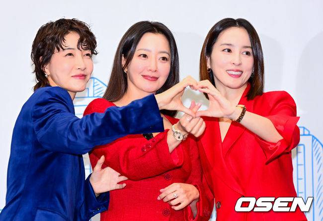 [OSEN=지형준 기자] 10일 오후 서울 상암 스탠포드호텔에서&nbsp;TV CHOSUN&nbsp;새 월화미니시리즈&nbsp;‘다음생은 없으니까’&nbsp;제작발표회가 열렸다.‘다음생은 없으니까’(연출 김정민/극본 신이원/제작 티엠이그룹,&nbsp;퍼스트맨스튜디오,&nbsp;메가폰)는 매일 같은 하루,&nbsp;육아 전쟁과 쳇바퀴 같은 직장생활에 지쳐가는,&nbsp;마흔 하나 세 친구의 더 나은&nbsp;‘완생’을 위한 좌충우돌 코믹 성장기다.배우 진서연, 김희선, 한혜진이 간담회를 하고 있다. 2025.11.10 /jpnews@osen.co.kr