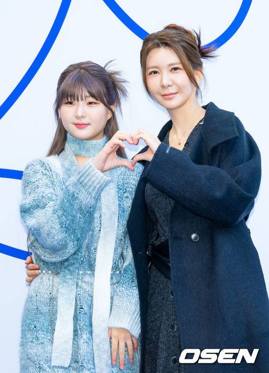 [OSEN=민경훈 기자] 9일 서울 중구 동대문디자인플라자(DDP)에서 '2025 F/W 서울패션위크’가 열렸다.올해 25주년을 맞은 국내 최대 패션 행사 ‘서울패션위크’가 5일부터 9일까지 닷새간 열린다.가수 이파니와 딸이자 인플루언서인 서이브가 입장하며 포즈를 취하고 있다. 2025.02.09 / rumi@osen.co.kr