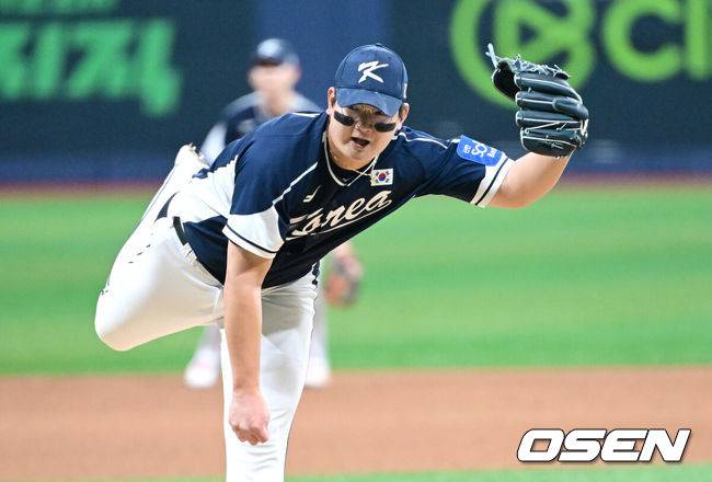 [OSEN=고척, 최규한 기자] 9일 서울 구로구 고척스카이돔에서 ‘2025 NAVER K-BASEBALL SERIES’ 대한민국 야구 대표팀과 체코 야구 대표팀의 평가전이 열렸다.한국은 9일 2025 K-베이스볼 시리즈 체코 대표팀과의 경기에 이어 오는 15일과 16일 양일에 걸쳐 도쿄돔에서 일본 대표팀과 2경기를 치른다. 5회말 마운드에 오른 한국 투수 김서현이 힘차게 공을 뿌리고 있다. 2025.11.09 / dreamer@osen.co.kr