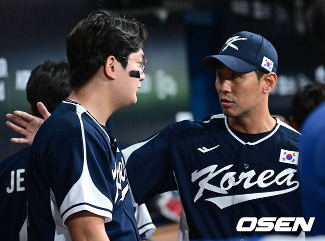 [OSEN=고척, 최규한 기자] 9일 서울 구로구 고척스카이돔에서 ‘2025 NAVER K-BASEBALL SERIES’ 대한민국 야구 대표팀과 체코 야구 대표팀의 평가전이 열렸다.한국은 9일 2025 K-베이스볼 시리즈 체코 대표팀과의 경기에 이어 오는 15일과 16일 양일에 걸쳐 도쿄돔에서 일본 대표팀과 2경기를 치른다. 5회말 2사 1, 3루 상황 마운드를 내려온 대표팀 김서현이 김광삼 코치와 더그아웃에서 대화를 나누고 있다. 2025.11.09 / dreamer@osen.co.kr