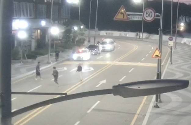 ▲지난 8월 부산 해운대의 한 도로에서 벌어진 칠성파와 신20세기파 간 다툼 장면.ⓒ부산경찰청