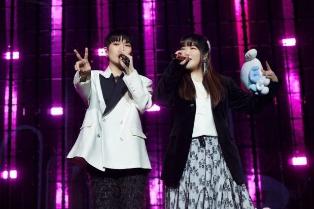 '악뮤토피아' 콘서트 중인 듀오 '악뮤'. YG엔터테인먼트 제공