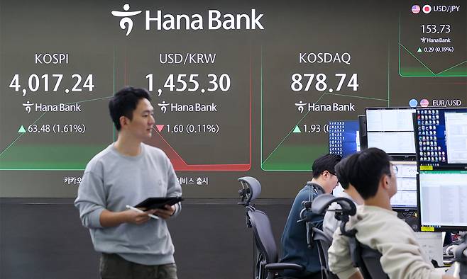 10일 서울 중구 하나은행 본점 딜링룸 전광판에 코스피, 코스닥 지수와 달러·원 환율이 나오고 있다. 이날 코스피는 38.11포인트(0.96%) 오른 3991.87로 출발했다. 뉴스1