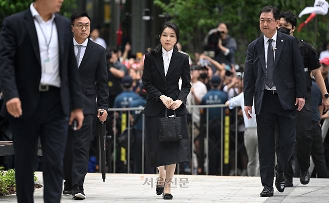 김건희(가운데) 여사