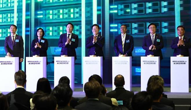 이재명 대통령이 지난 6월 20일 ‘울산 인공지능(AI) 데이터 센터’ 출범식에 참석한 모습. 왼쪽 세 번째부터 최태원 SK그룹 회장, 이 대통령, 프라사드 칼야나라만 아마존웹서비스(AWS) 인프라 총괄 대표. 울산 연합뉴스