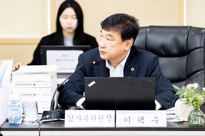 이택수 의원이 10일 구리남양주, 고양, 동두천양주, 연천 교육지원청을 대상으로 한 2025년 행정사무감사에서 질의하고 있다.(사진=경기도의회)