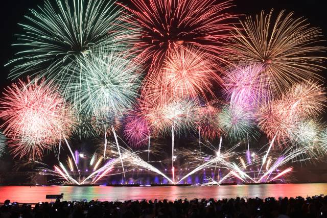 ‘제20회 부산불꽃축제’가 오는 15일 광안리해수욕장, 이기대, 동백섬 일원에서 열린다. 지난해 11월에 에열린 ‘부산불꽃축제’ 모습.