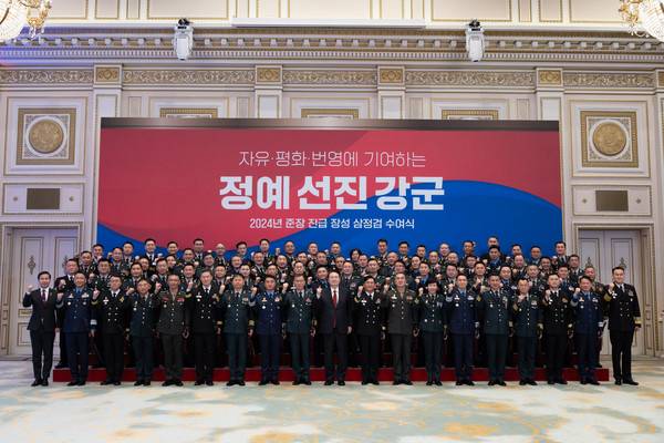지난 2024년 청와대 영빈관에서 열린 준장 진급자 삼정검 수여식이 끝나고 윤석열 대통령이 진급 장성들과 기념촬영을 하고 있다. 연합뉴스