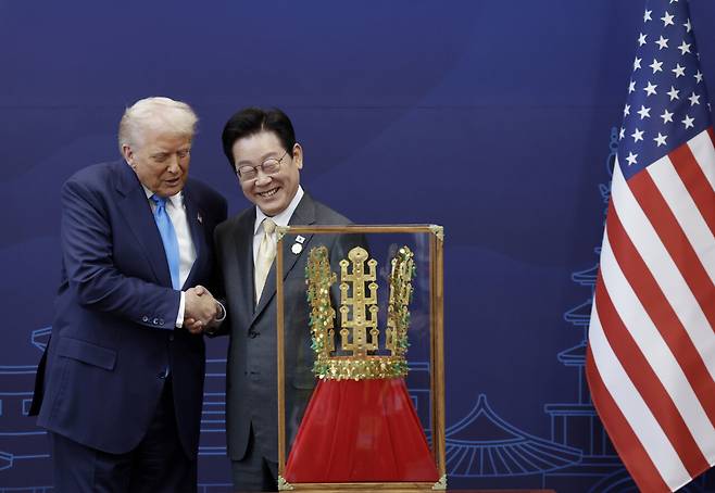 10월29일 이재명 대통령이 국립경주박물관에서 도널드 트럼프 미국 대통령에게 ‘천마총 금관 모형’을 선물한 뒤 악수하고 있다. ⓒ대통령실통신사진기자단