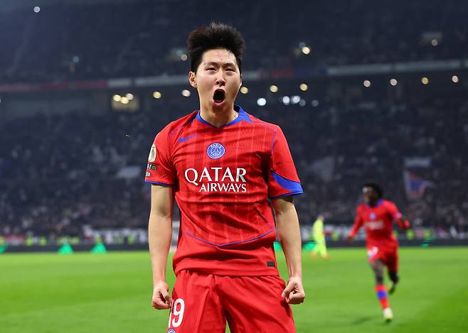 PSG 이강인이 10일 리옹전에서 결승골을 어시스트한 뒤 포효하고 있다. 로이터연합뉴스