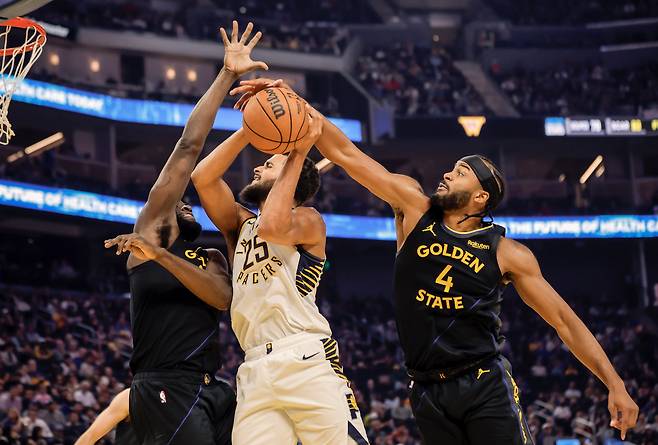 골든스테이트 모제스 무디(오른쪽)가 10일 인디애나전에서 제레미아 로슨슨 얼의 골밑슛을 블룩하고 있다. AP연합뉴스